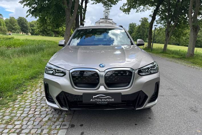 Orange BMW iX3 fra 2023