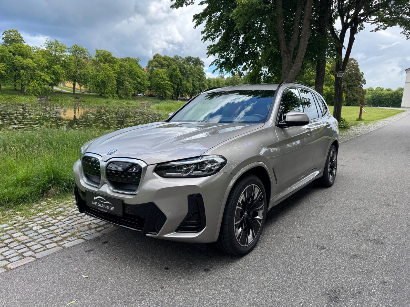Orange BMW iX3 fra 2023