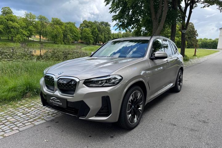 Orange BMW iX3 fra 2023