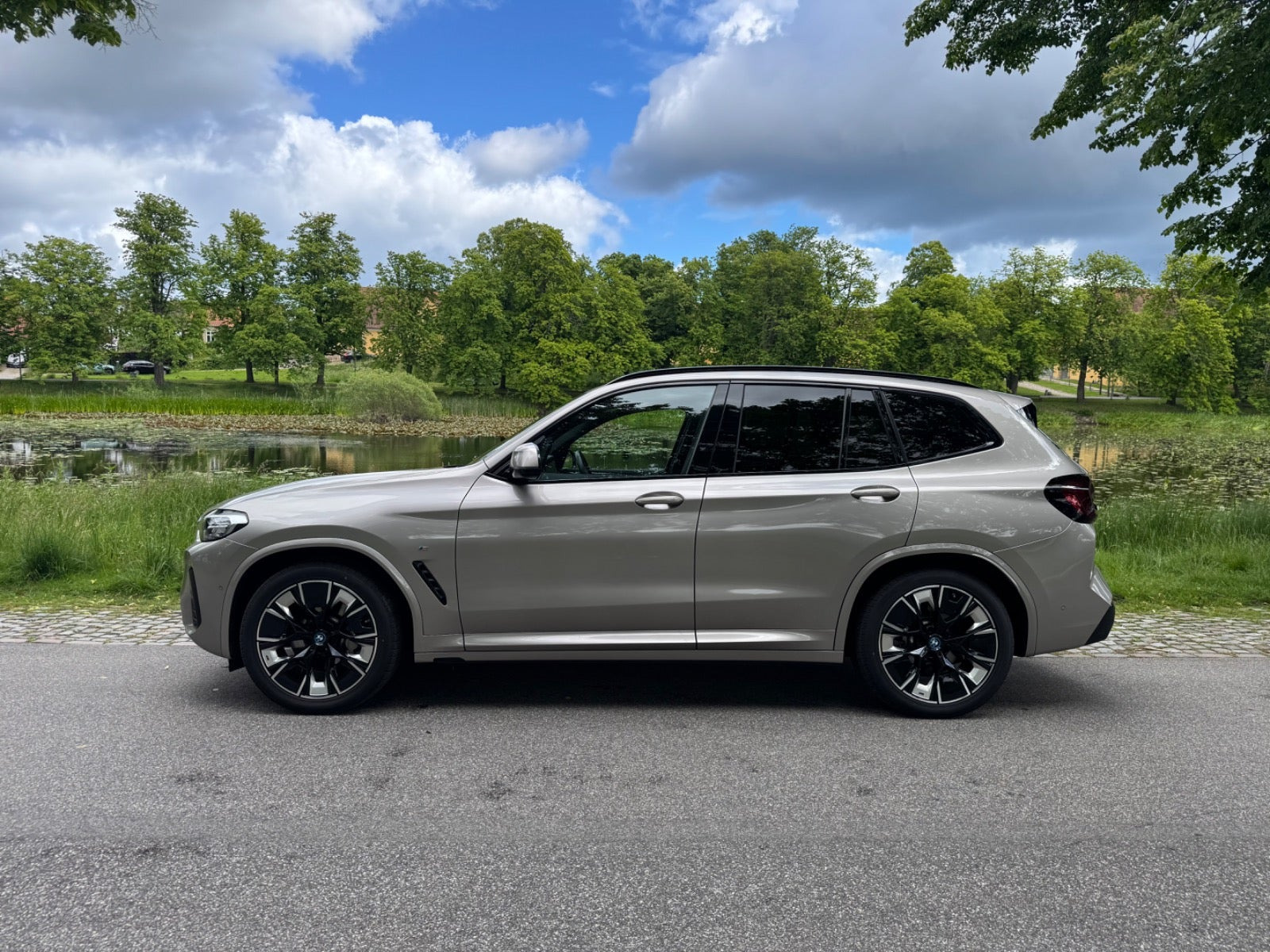 Orange BMW iX3 fra 2023