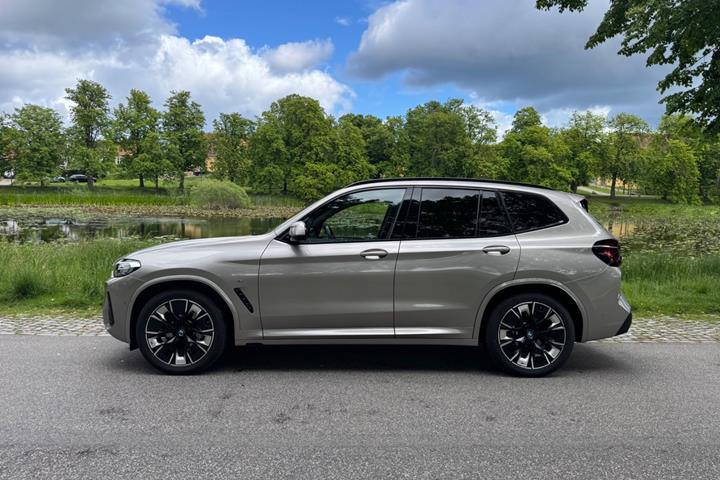 Orange BMW iX3 fra 2023