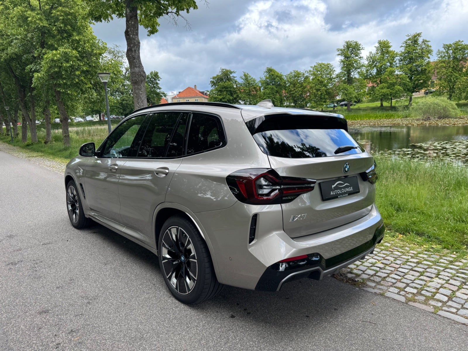 Orange BMW iX3 fra 2023