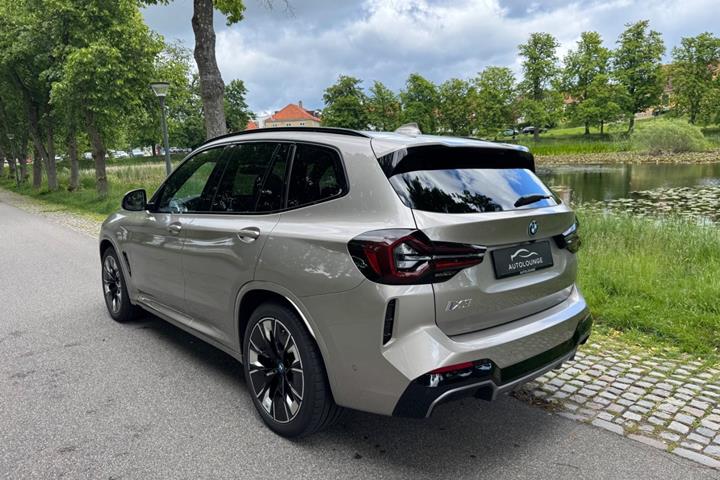 Orange BMW iX3 fra 2023