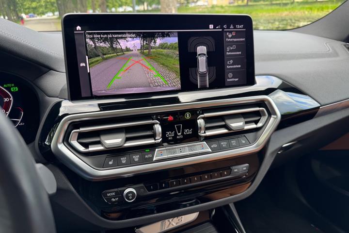 Orange BMW iX3 fra 2023