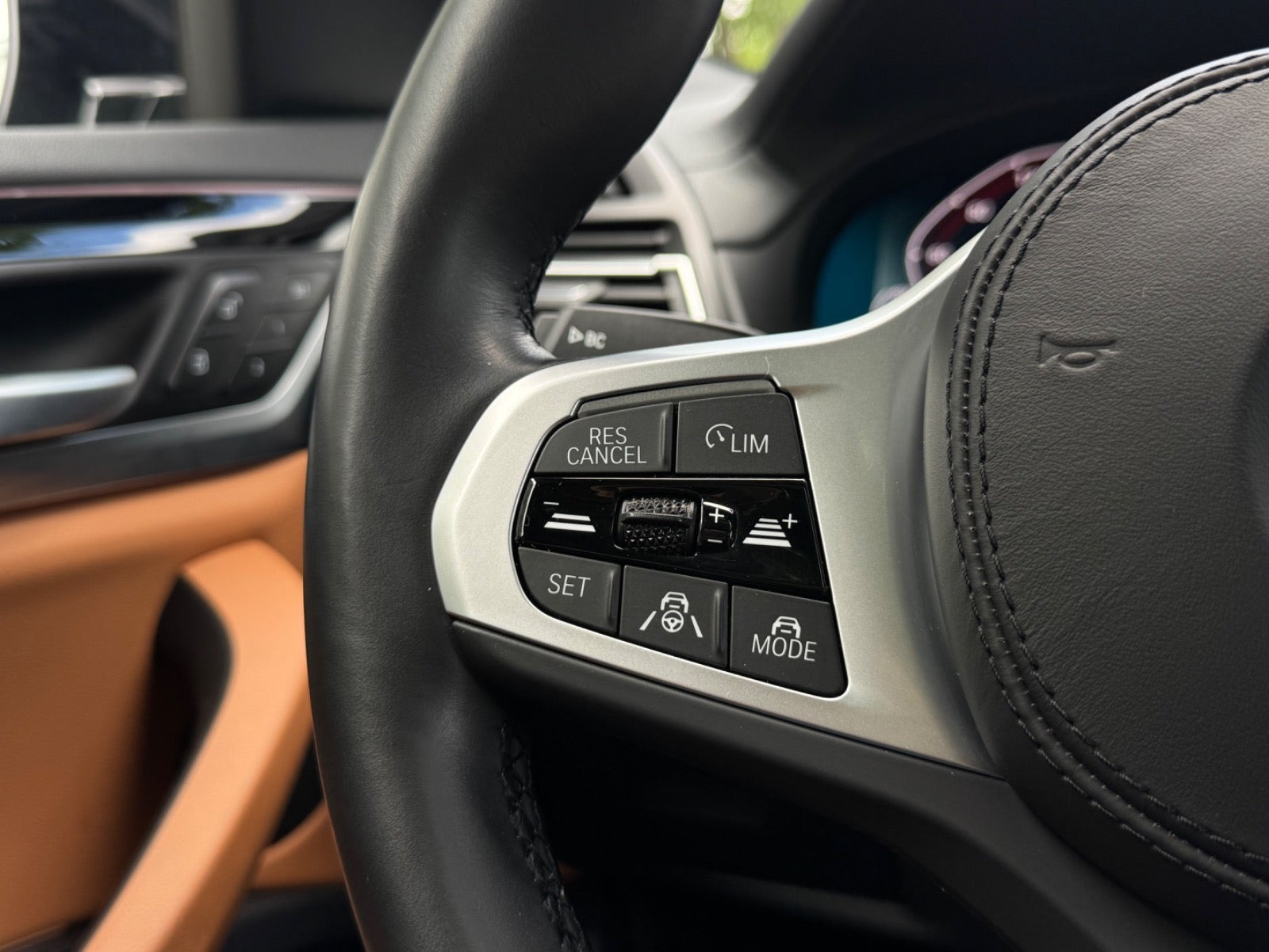 Orange BMW iX3 fra 2023