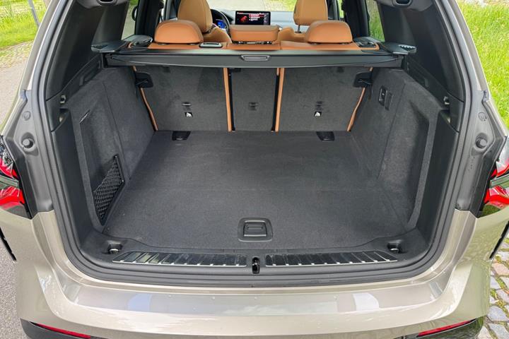 Orange BMW iX3 fra 2023