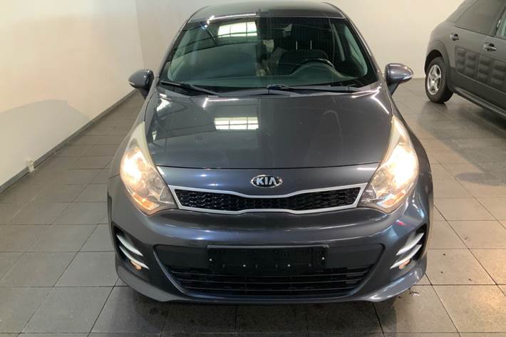 Grå Kia Rio fra 2015