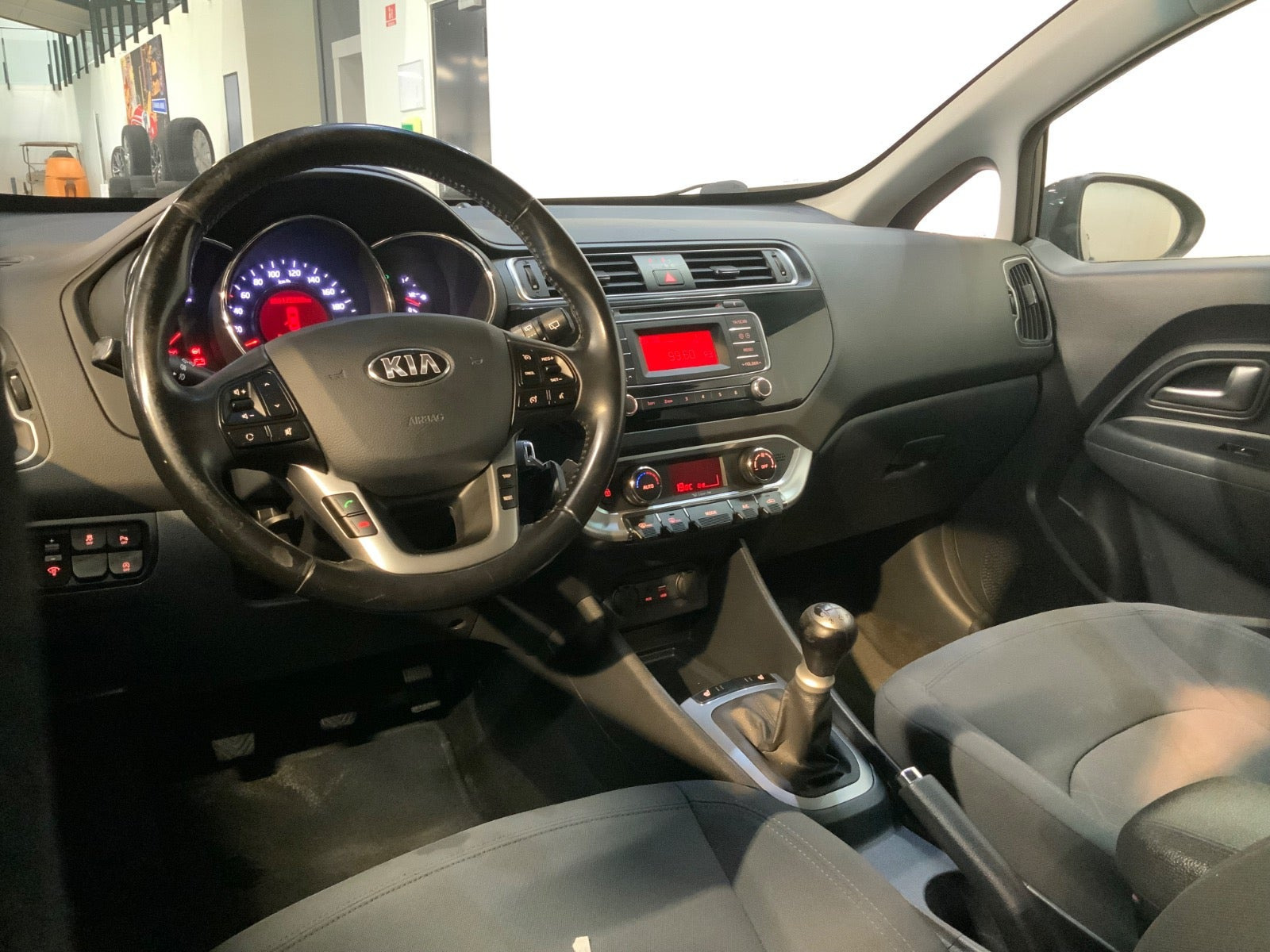 Grå Kia Rio fra 2015