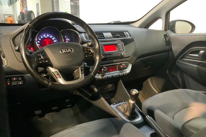 Grå Kia Rio fra 2015