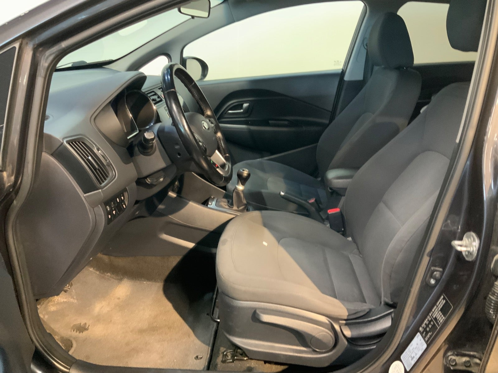 Grå Kia Rio fra 2015