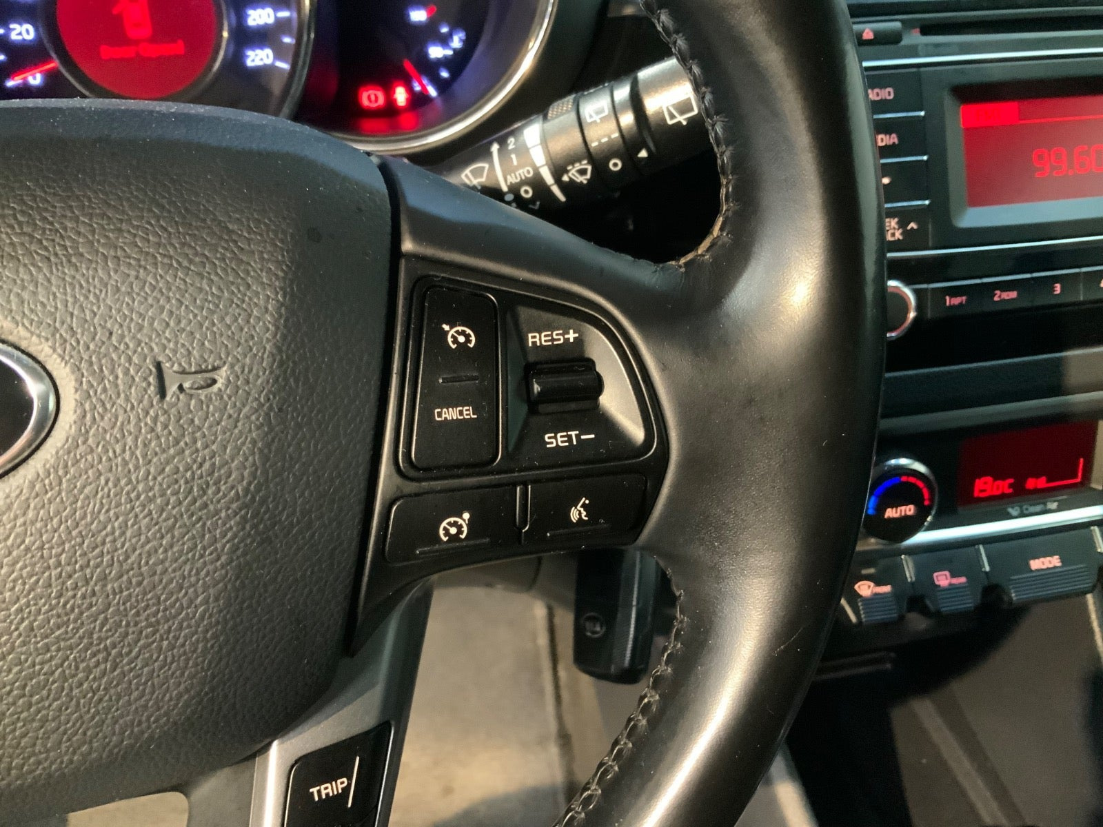 Grå Kia Rio fra 2015