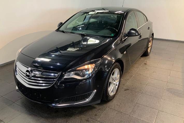 Sort Opel Insignia fra 2014 set udefra