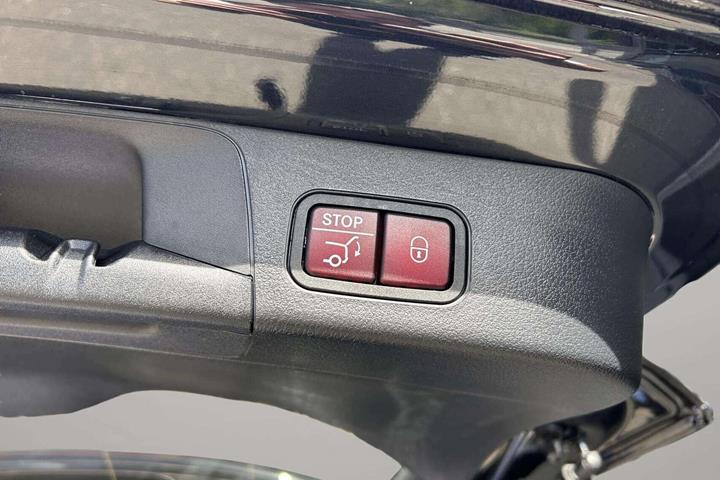 Sort Mercedes EQB250+ fra 2025