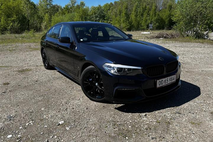 Sort BMW 530e fra 2019 set udefra