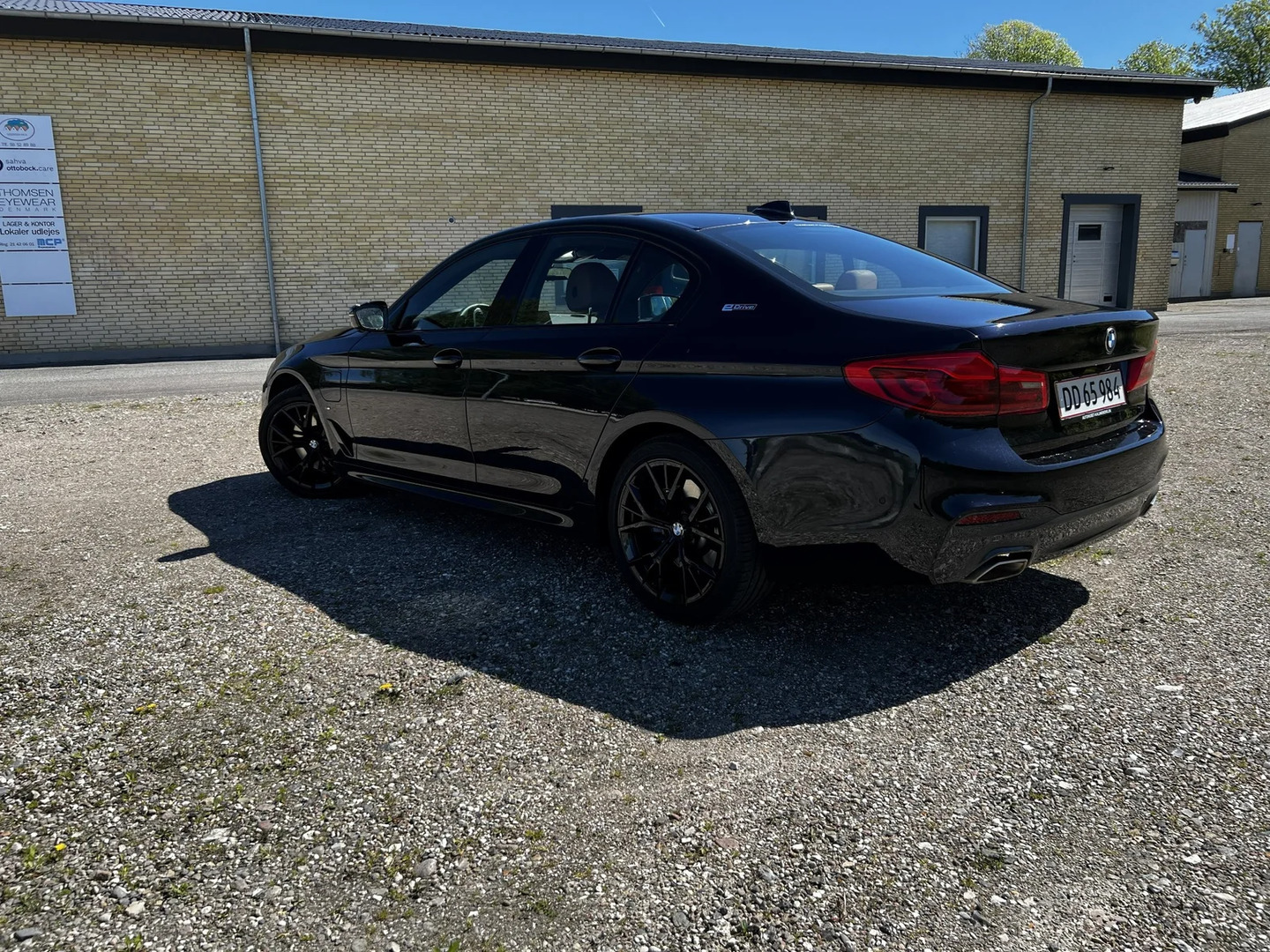 Sort BMW 530e fra 2019