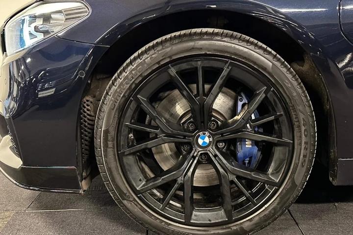 Sort BMW 530e fra 2019
