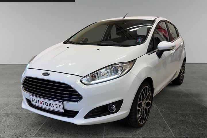 Hvid Ford Fiesta fra 2014 set udefra