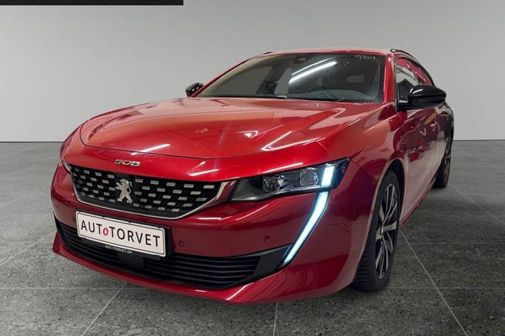 Rød Peugeot 508 fra 2020 set udefra