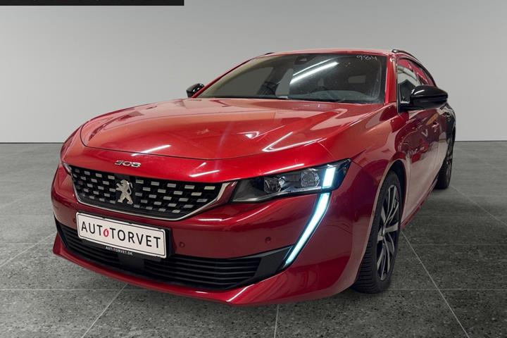 Rød Peugeot 508 fra 2020 set udefra