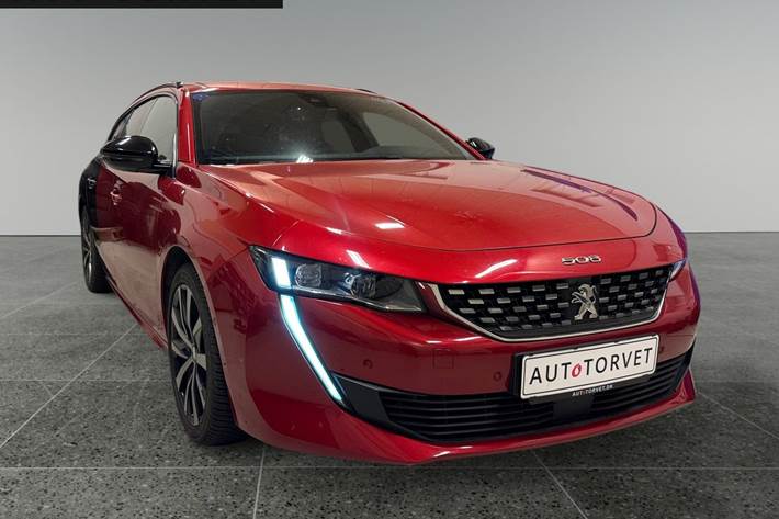 Rød Peugeot 508 fra 2020