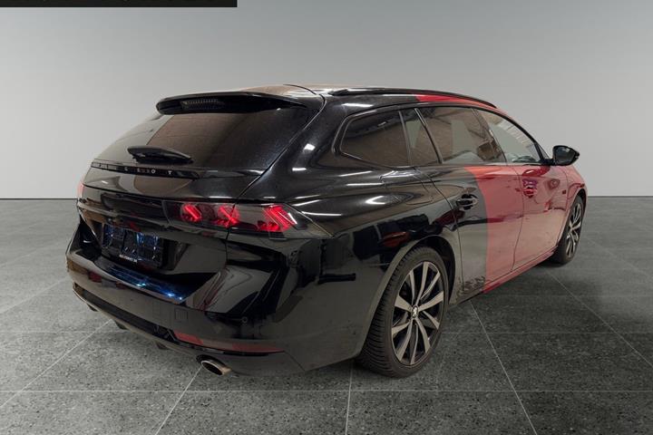 Rød Peugeot 508 fra 2020