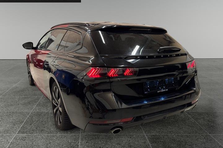 Rød Peugeot 508 fra 2020