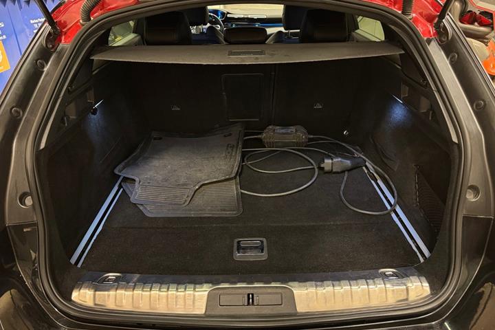 Rød Peugeot 508 fra 2020