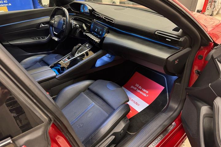 Rød Peugeot 508 fra 2020
