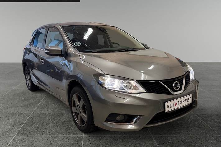 Sort Nissan Pulsar fra 2016 set udefra