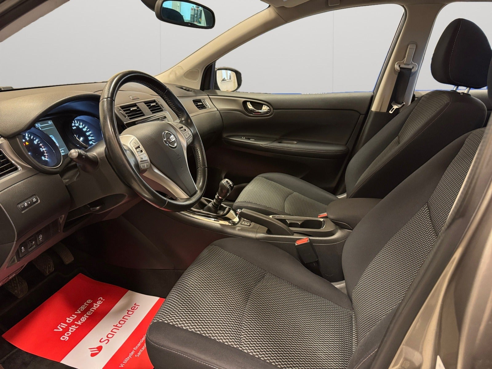 Sort Nissan Pulsar fra 2016 set indefra