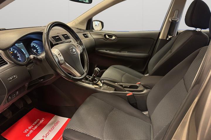 Sort Nissan Pulsar fra 2016 set indefra