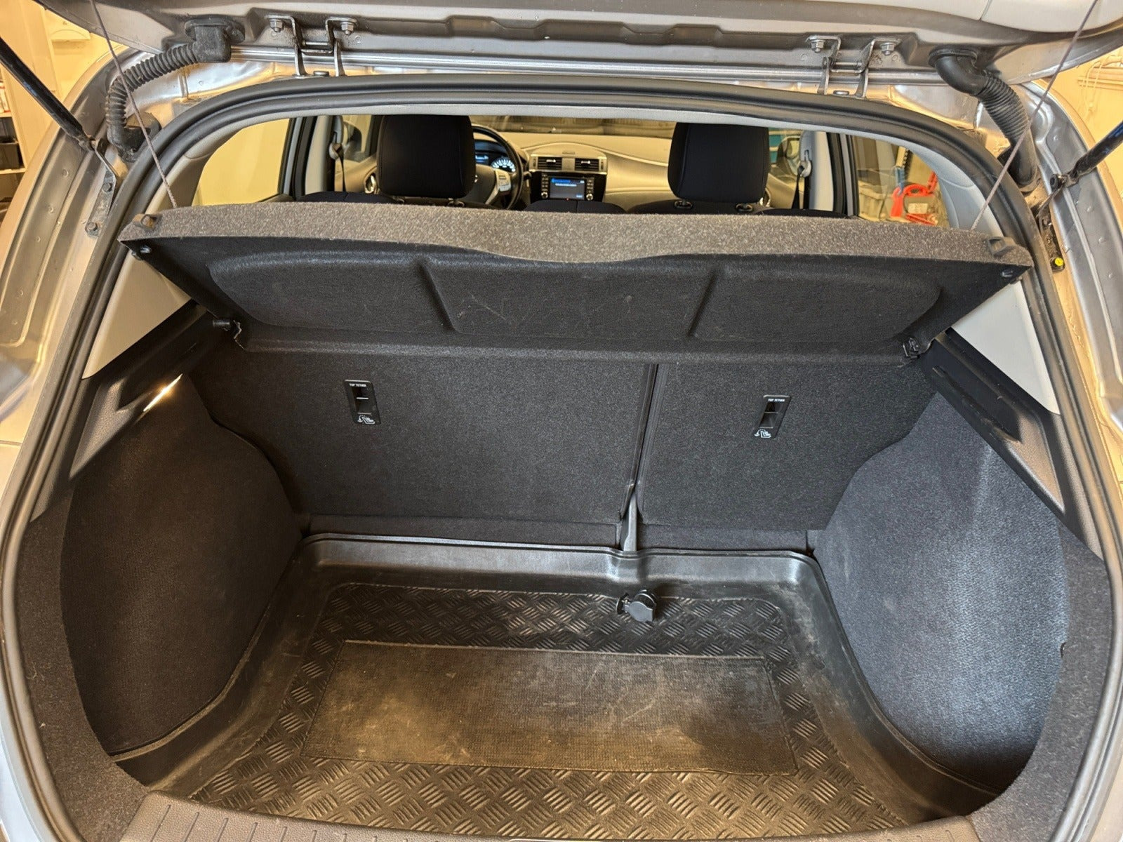 Sort Nissan Pulsar fra 2016 set indefra