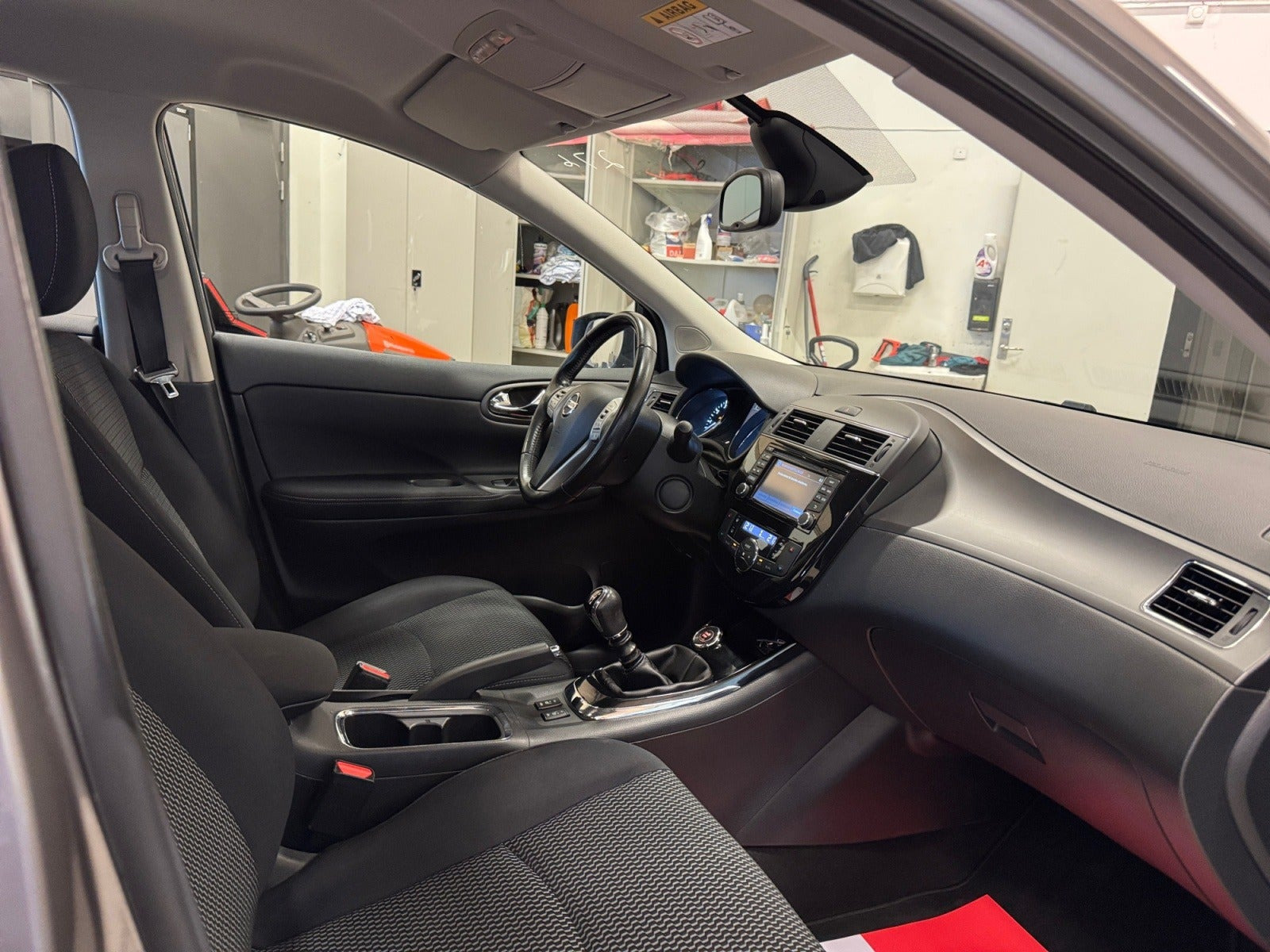 Sort Nissan Pulsar fra 2016 set indefra