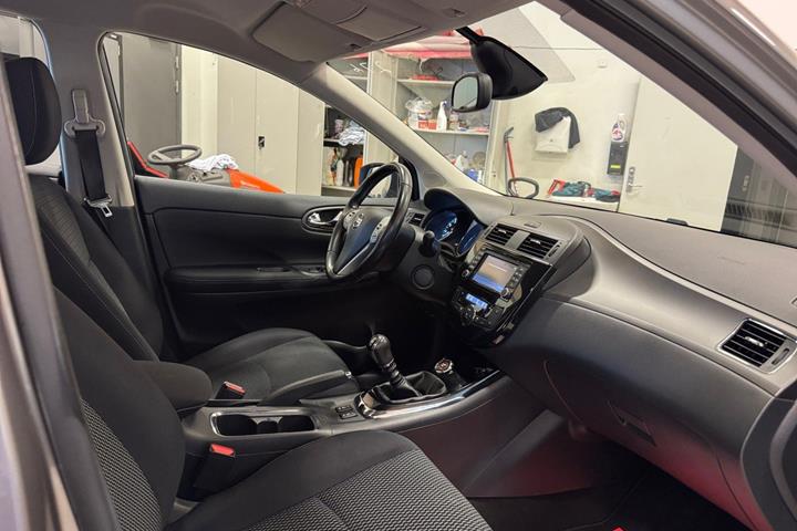 Sort Nissan Pulsar fra 2016 set indefra
