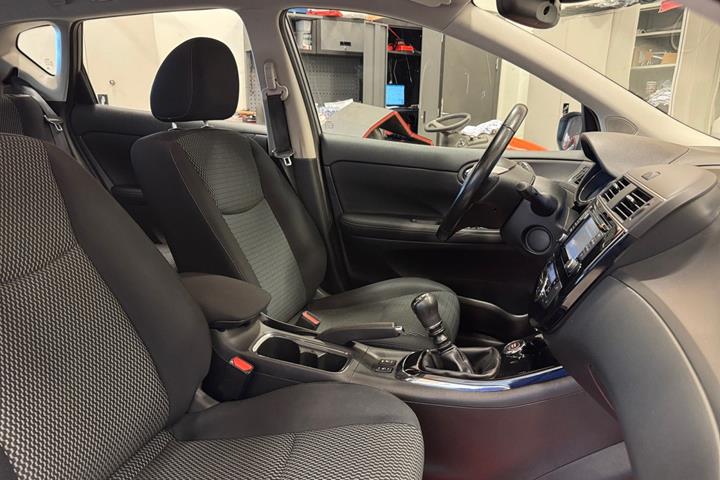 Sort Nissan Pulsar fra 2016 set indefra