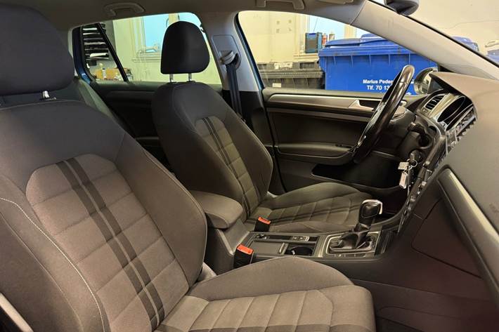 Blå VW Golf VII fra 2016