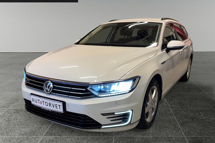 Hvid VW Passat fra 2018 set udefra