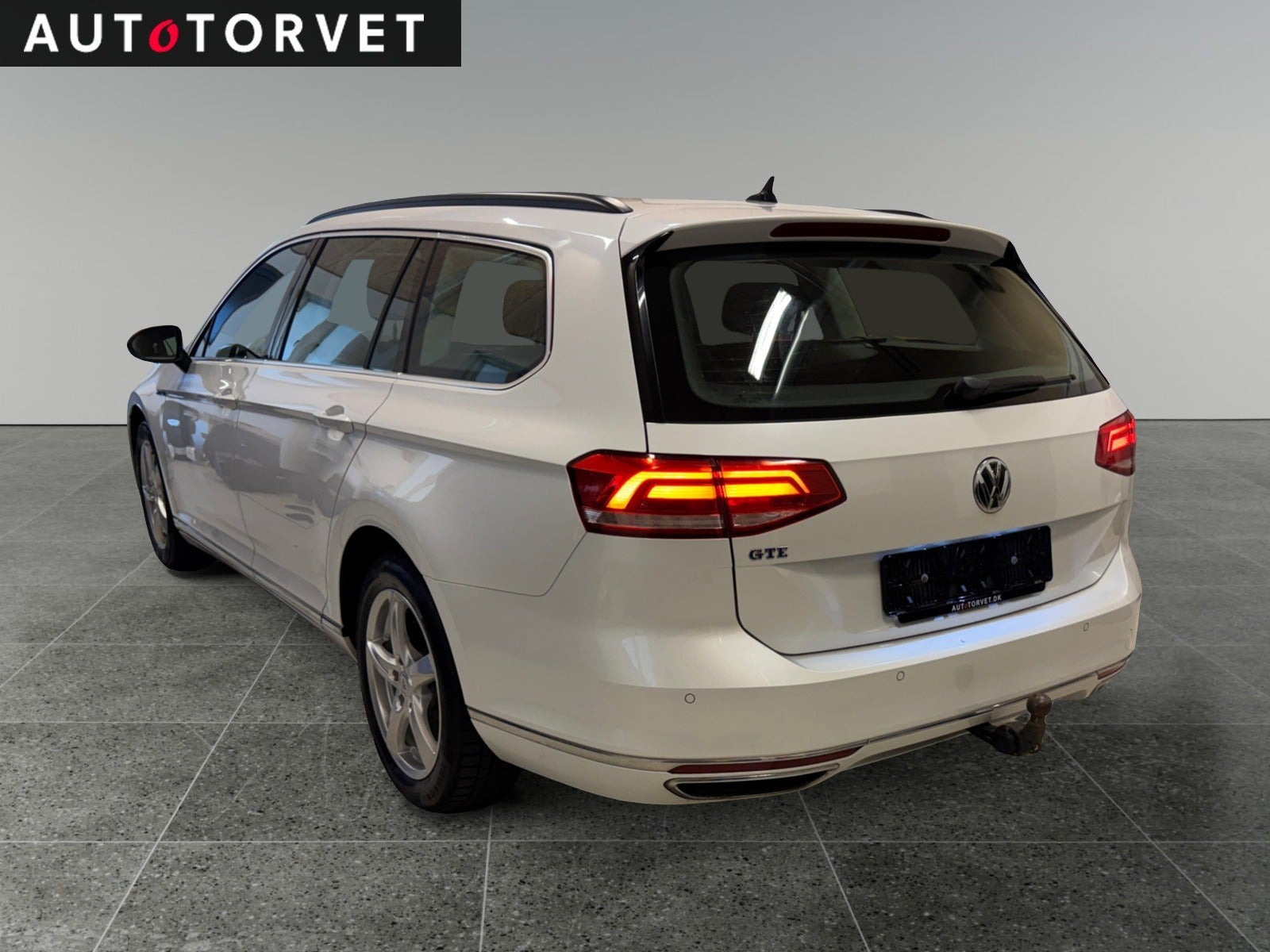 Hvid VW Passat fra 2018
