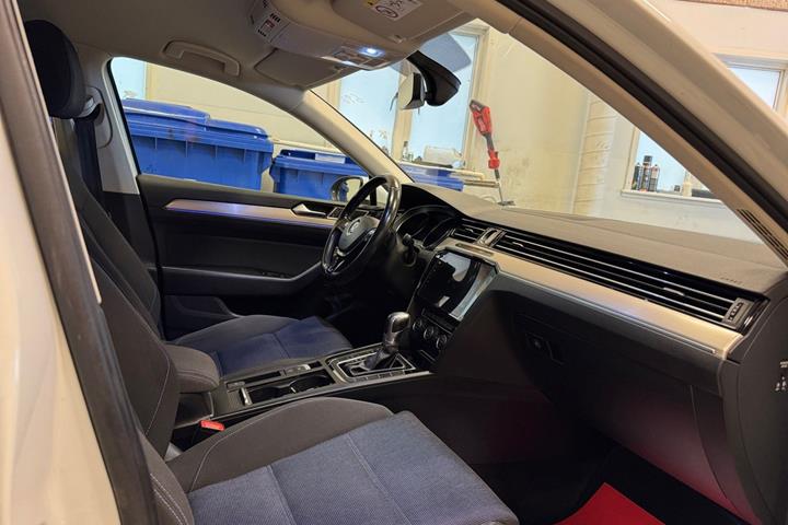 Hvid VW Passat fra 2018