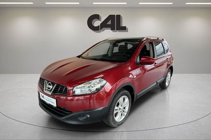 Rød Nissan Qashqai+2 fra 2012 set udefra