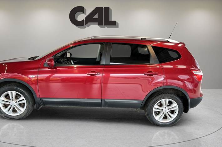 Rød Nissan Qashqai+2 fra 2012