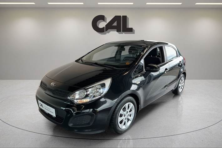 Sort Kia Rio fra 2015 set udefra