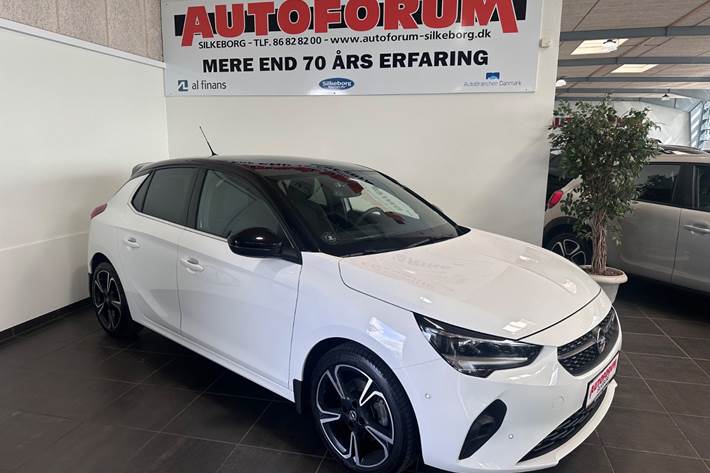 Hvid Opel Corsa fra 2023 set udefra