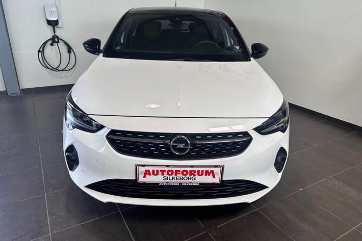 Hvid Opel Corsa fra 2023