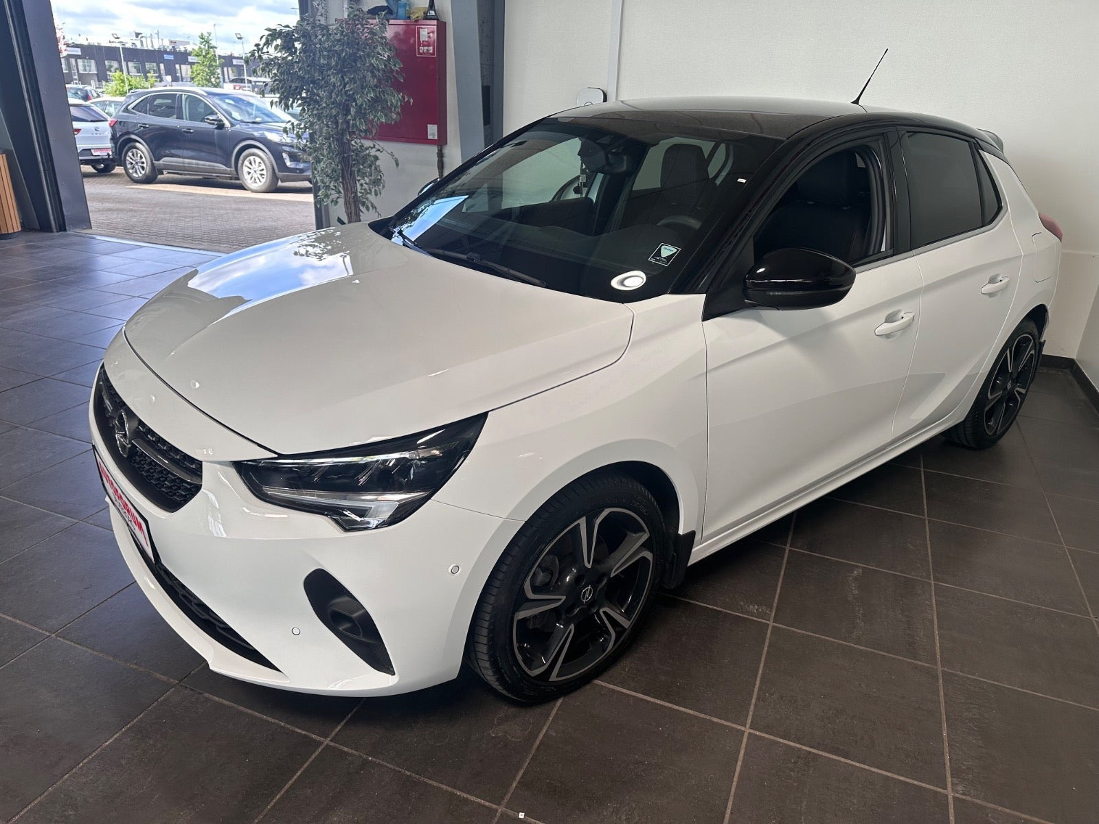 Hvid Opel Corsa fra 2023