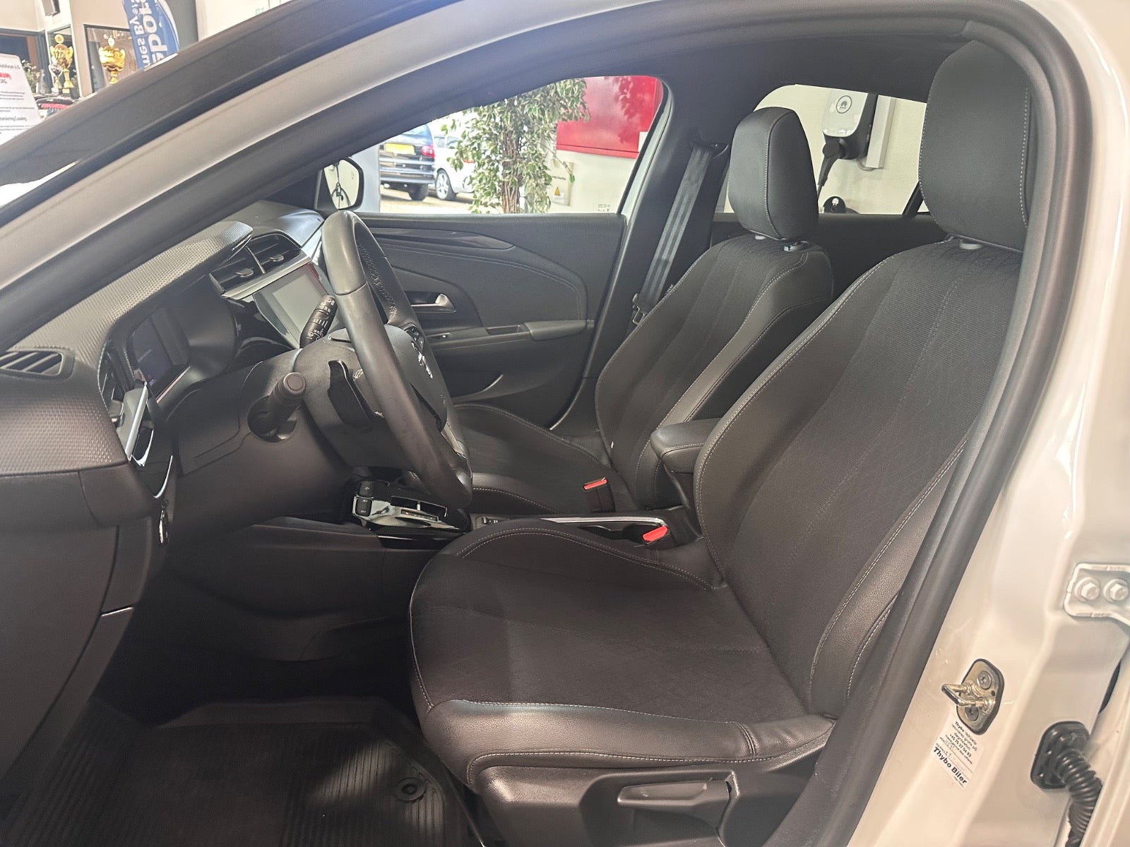 Hvid Opel Corsa fra 2023