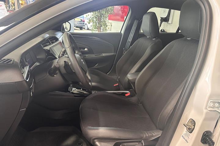 Hvid Opel Corsa fra 2023