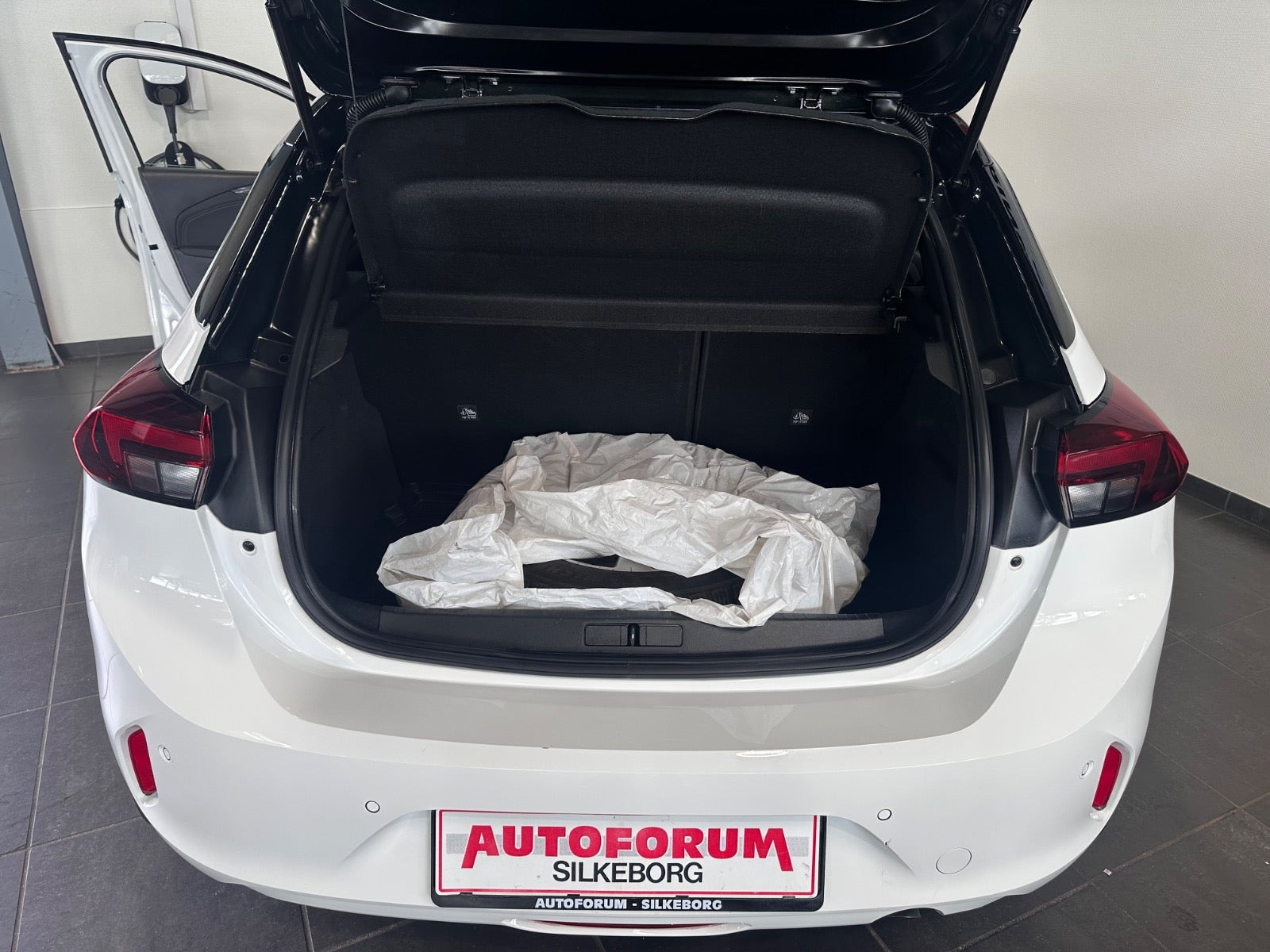 Hvid Opel Corsa fra 2023