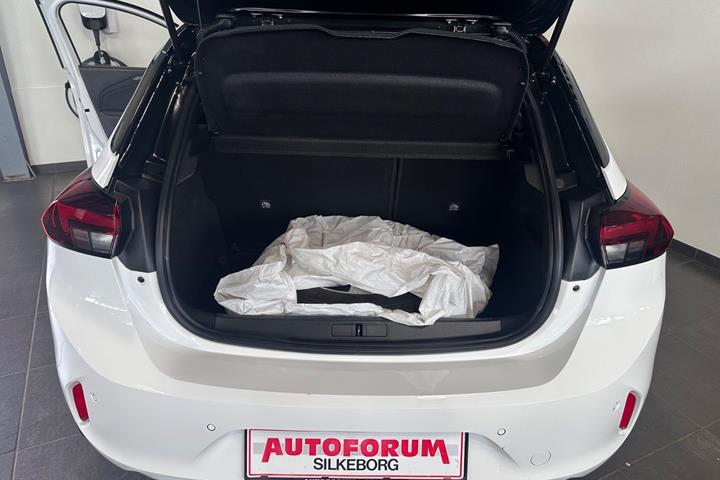 Hvid Opel Corsa fra 2023