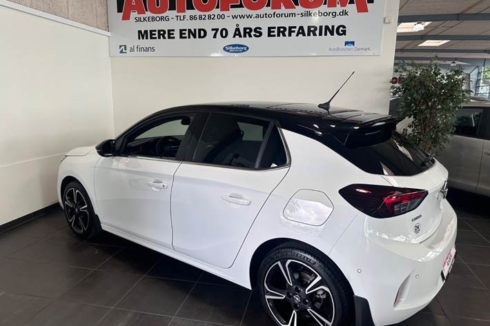 Hvid Opel Corsa fra 2023